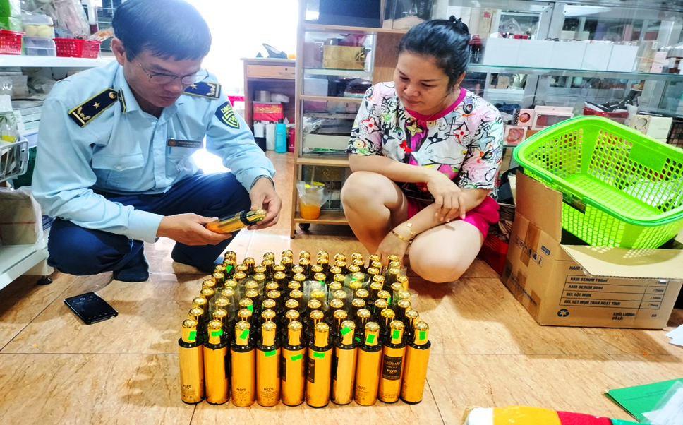 Đoàn kiểm tra tiến hành kiểm tra tại Hộ kinh doanh