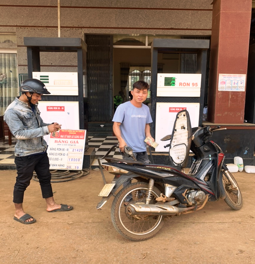 Nhân viên trực tiếp kinh doanh tại cửa hàng bán lẻ xăng dầu